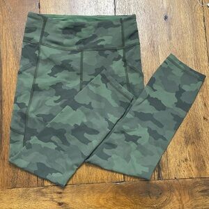 Lululemon like new camo leggings size 6